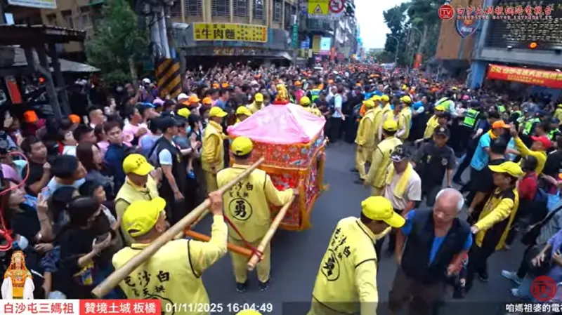 ▲白沙屯媽祖一連三天贊境土城、板橋，今（1）第二天行程到板橋，所到之處人潮炸裂、塞滿馬路，晚間將駐駕板橋慈惠宮。（圖／白沙屯媽祖網路電視台）