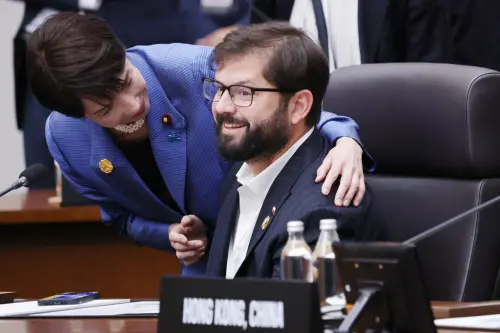 ▲日本首相高市早苗10月31日出席APEC領袖峰會，與智利總統博里奇（Gabriel Boric）交談。（圖／美聯社／達志影像）