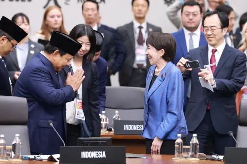 ▲日本首相高市早苗10月31日出席APEC領袖峰會，與印尼總統普拉伯沃（Prabowo Subianto）交談。（圖／美聯社／達志影像）