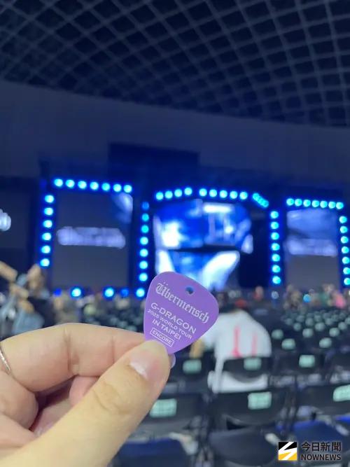 ▲GD大巨蛋演唱會限定色PICK雙面公開。（圖／讀者提供）