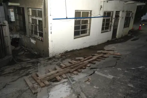 竹市東大路地層下陷趨穩　邱臣遠再赴現場下令：持續監測確保安全
