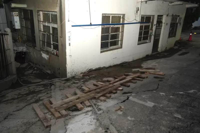 ▲新竹市北區東大路在進行地下室施工，造成基地旁道路地層下陷。（圖／新竹市府提供）