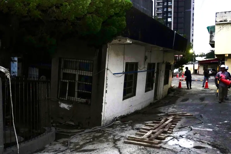    ▲新竹市北區東大路在進行地下室施工，造成基地旁道路地層下陷。（圖／新竹市府提供）  