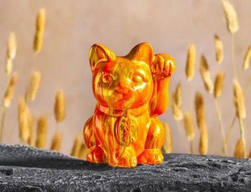 ▲Extension 1 by 橘色推出「好事發生 壽喜燒強運套餐」，顧客還能體驗「流體招財貓創作」，利用不同的色彩淋在招財貓身上，象徵著「留下好運」。（圖／橘色生活提供）