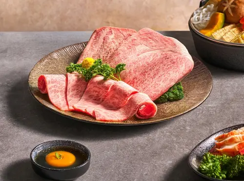 ▲「好事發生 壽喜燒強運套餐」首推「熊本A5和牛三享拼盤」，嚴選熊本縣的頂級和牛品種「和王」，包含肋眼、霜降、牛小排三部位。（圖／橘色生活提供）