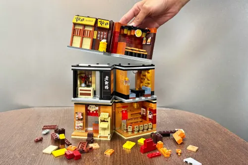 ▲三品牌的微型積木可合體組裝，挑戰將其疊高成為壯觀的「乾杯大樓」。（圖／乾杯集團提供）