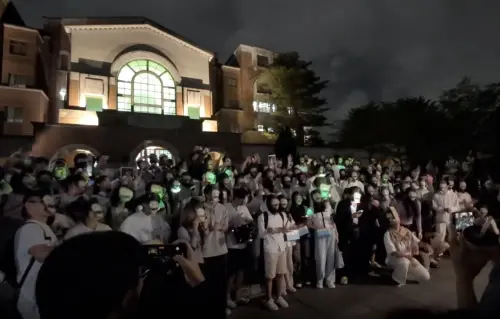 萬聖夜「盧媽媽大軍」擠爆台大！白衣綠光打鼓團喊：盧秀燕還我豬
