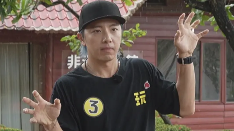 ▲藝人坤達（如圖）近日被爆出閃兵，上月22日經偵訊後認罪、以50萬元交保，因此暫別手頭節目《綜藝玩很大》，不過本週最新一集仍有其身影，吳宗憲在節目中直呼：「綜藝節目的靈魂就是要放下偶包，愈玩愈真，觀眾才會笑得愈開心！」（圖／綜藝玩很大提供）