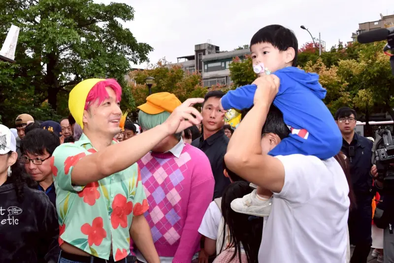 ▲台北市長蔣萬安今天扮惡魔男團Saja Boys。(圖/台北市政府提供)