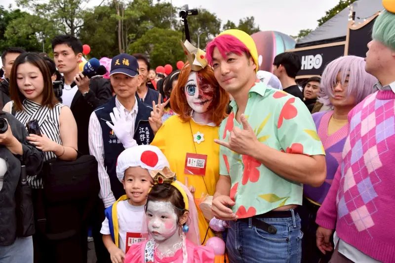 ▲台北市長蔣萬安今天扮惡魔男團Saja Boys。(圖/台北市政府提供)