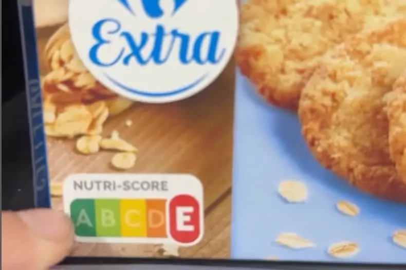 ▲在家樂福挑選健康食品時，只要是法國進口或家樂福自有品牌的商品，都會標示一段彩色的英文標示，就是營養評分（Nutri-Score）。（圖／翻攝自IG@tofu_dafu）