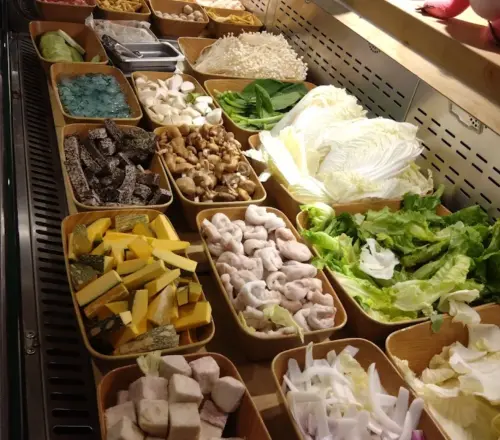 ▲有網友暌違多年去吃肉多多鍋物結果大改觀，發現其自助吧非常的豐富。（圖/Google評價）