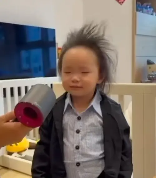 2歲女童模仿王世堅太像！媽媽笑到沒聲音　十萬人朝聖：超可愛
