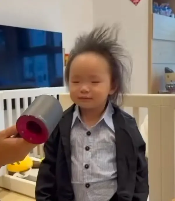 2歲女童模仿王世堅太像!媽媽笑到沒聲音 十萬人朝聖:超可愛