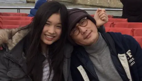 ▲包小柏（右）以AI打造「數位女兒」，他表示今年要給太太一個驚喜，因太太生日時，可請數位女兒視訊送上祝福。（圖／翻攝自包小柏臉書）