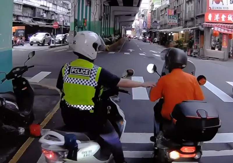 ▲基隆騎士目擊前方阿伯騎士邊騎車邊抽菸，趕緊通報停在一旁的警察，讓阿伯吞上一張紅單。（圖／Threads_02o4love4授權使用）