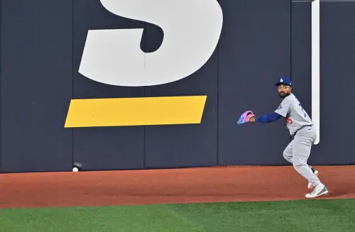 ▲道奇隊外野手迪恩賽後表示，當下就發現球卡住，因此馬上示意裁判無法處理該球。（圖／美聯社／達志影像）