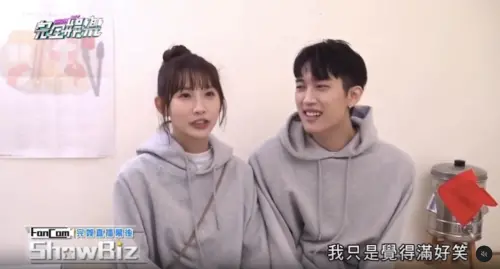 ▲粿粿（左）曾在節目上針對范姜彥豐（右）面對家人哭鬧卻戴耳機一事表態，稱「覺得很好笑」，如今又表示自己非常崩潰。（圖／NewShowBiz完全娛樂 YouTube）