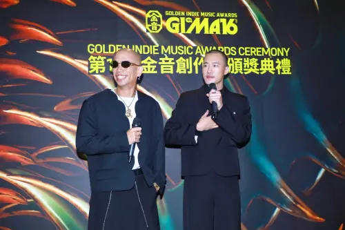 金曲歌王呂士軒出席金音獎！親頒最佳嘻哈專輯給Someshiit山姆
