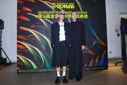 ▲第16屆金音創作獎於今（1）日晚間在台北流行音樂中心登場，新科金曲歌王呂士軒（左）擔任頒獎嘉賓，頒發「最佳嘻哈專輯獎」給someshiit山姆（右），頗有傳承意味。（圖／讀者提供）