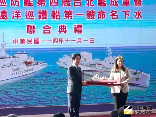 ▲總統賴清德(左)接受海洋委員會主任委員管碧玲(右)呈獻台北艦船模。(圖／記者黃守作攝，2025.11.01)