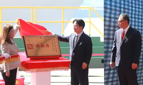 ▲我國首艘高緯度遠洋巡護船舉行命名下水儀式，經命名為西拉雅號巡護船，由總統賴清德(中)與海洋委員會主任委員管碧玲(左)共同揭牌。(圖／台灣國際造船公司提供)