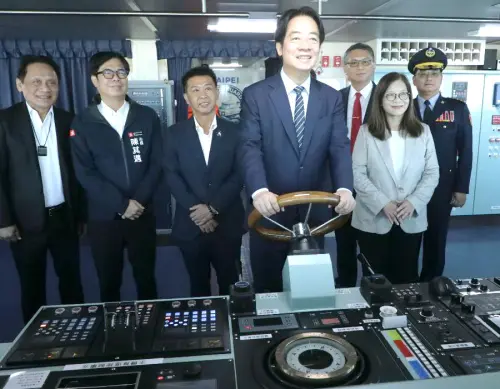 ▲總統賴清德由海洋委員會主任委員管碧玲等人陪同，登上台北艦駕駛艙，操作方向盤。(圖／台灣國際造船公司提供)
