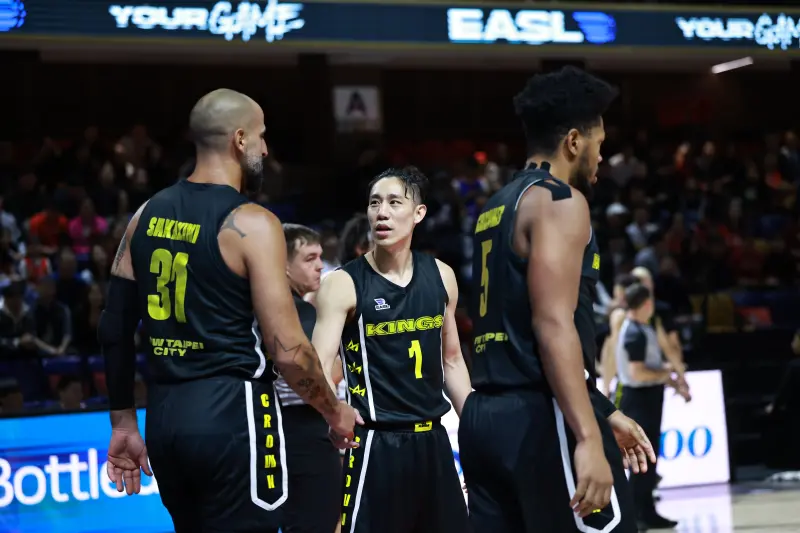 ▲新北國王在韓國昌原拿下EASL首勝後，隔日凌晨隨即啟程飛往蒙古烏蘭巴托，今（1）日再度出戰地主烏蘭巴托野馬。此役國王從首節起便陷入落後，儘管比賽中多次嘗試追分，仍難以扭轉局勢，最終以76：90吞下小組賽第二敗。（圖／新北國王提供）