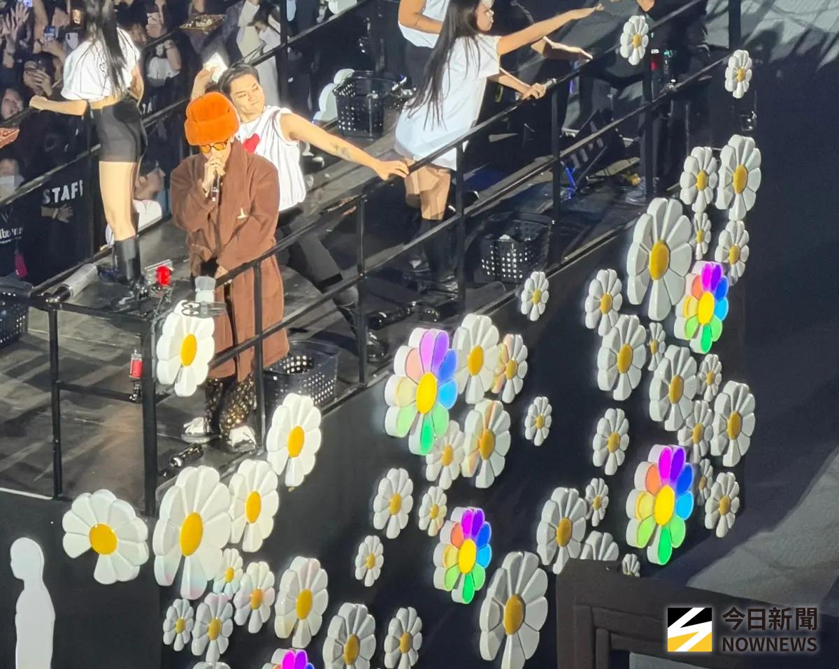 ▲GD在大巨蛋演唱會上送上驚喜彩蛋，坐上雛菊花車繞全場，4萬名歌迷超開心。（圖／讀者提供）