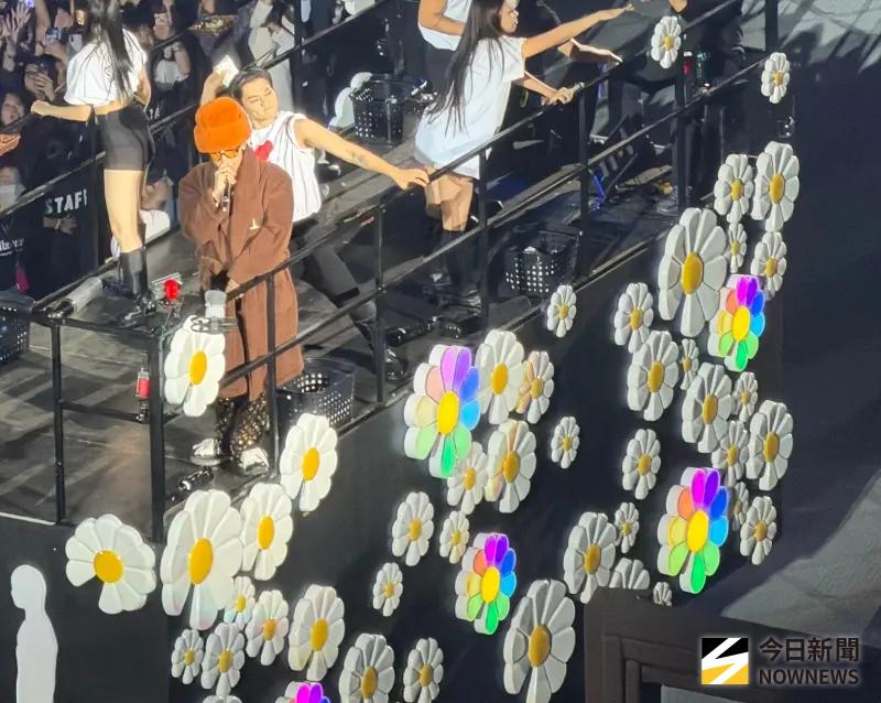 ▲GD在大巨蛋演唱會上送上驚喜彩蛋，坐上雛菊花車繞全場，4萬名歌迷超開心。（圖／讀者提供）