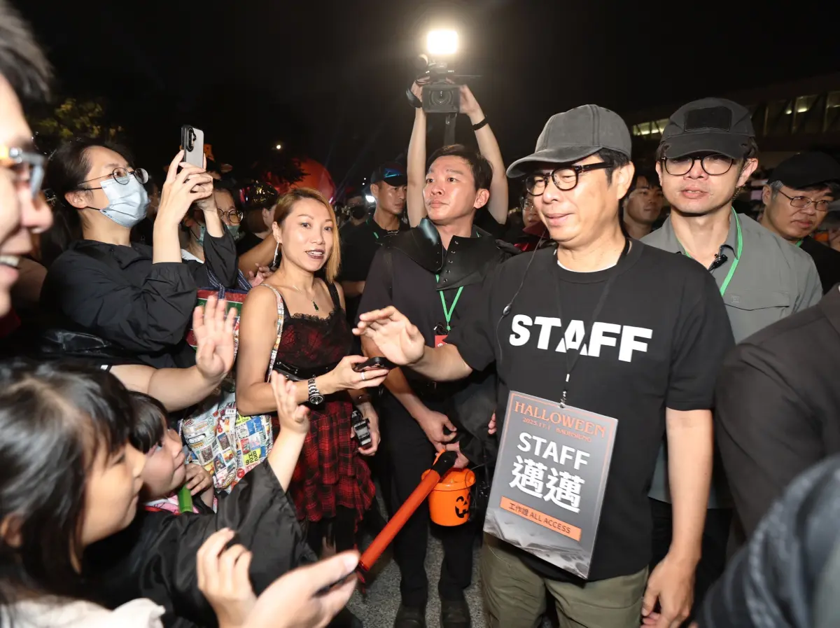 ▲ 「2025高雄萬聖節」今（1）日晚間在衛武營藝術文化中心登場，市長陳其邁也驚喜現身別上耳麥、戴上黑帽子，化身為「演唱會工作人員」，除致敬辛苦工作人員，也不忘繼續推動高雄演唱會經濟。（圖／高市府提供）