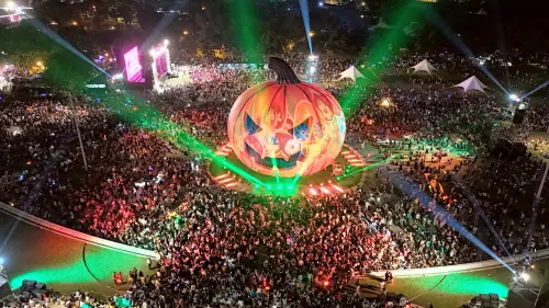 ▲ 巨型22公尺「大南瓜」再次成為全場焦點，搭配360度光影秀閃耀夜空，營造濃厚的萬聖節氛圍。（圖／高市府提供）