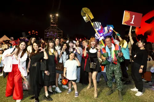 ▲ 現場民眾熱情參與萬聖節創意裝扮遊行，沿途有著萬聖節造景與燈光特效，南瓜燈、骷髏人、巫師帽閃耀街頭，親子裝扮更是成為全場焦點。（圖／高市府提供）