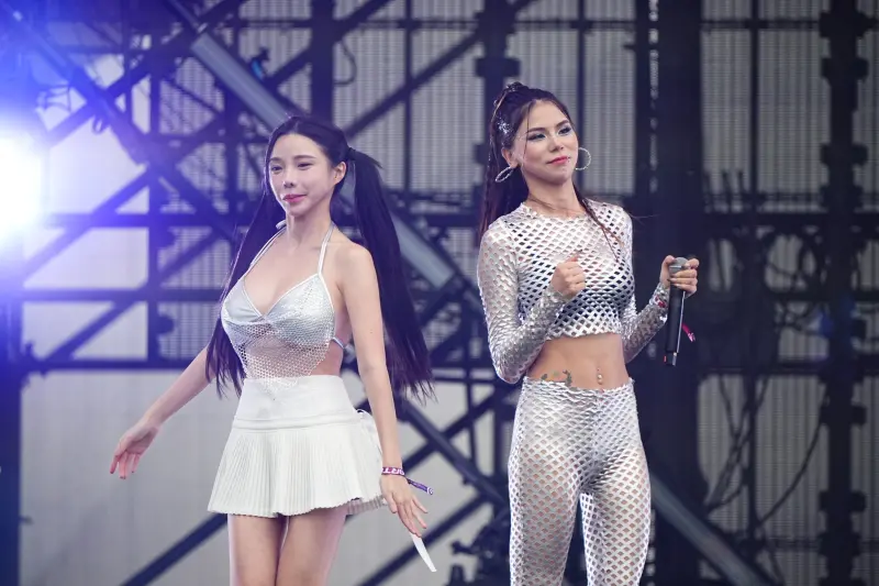▲知名網紅DJ蕾菈（ 右）在宣布離婚後首次公開現身，今（1）日登上大型音樂節舞台，她表示自己長大了，第一次沒跟前夫一起放歌，而是有別的合作夥伴。左為DJ藍星蕾。（圖／大風吹創意提供）