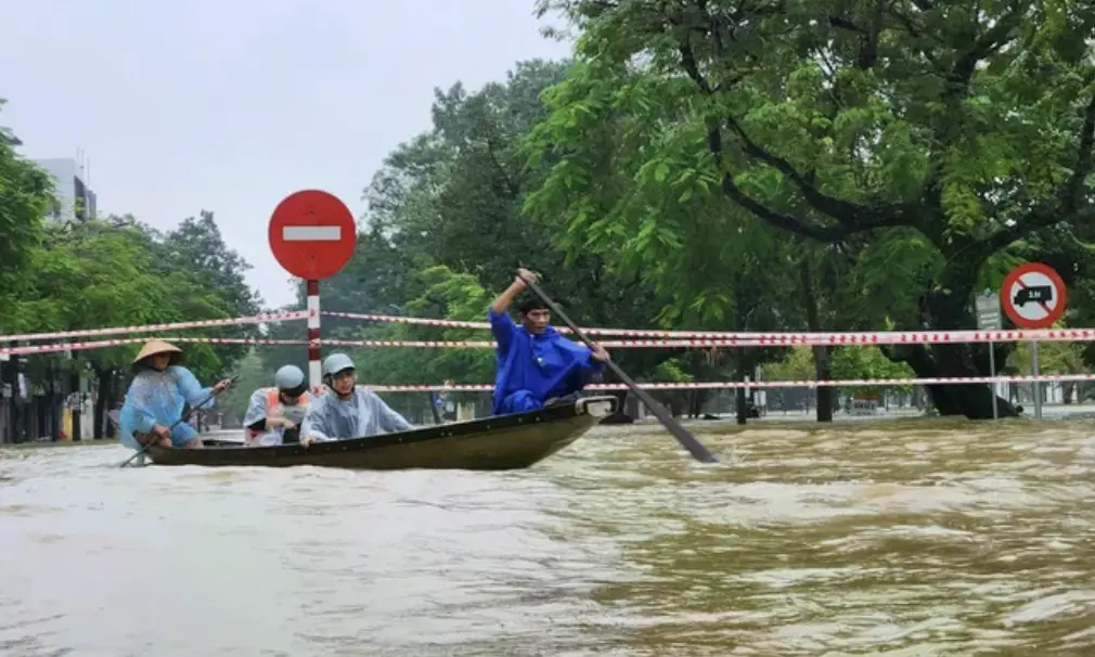 ▲越南中部暴雨釀成嚴重洪災，創越南史上最高紀錄，大片農村被洪水淹沒。（圖／翻攝自越通社）