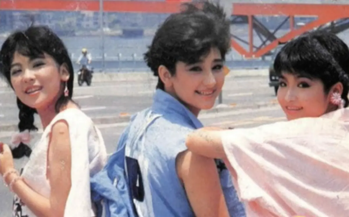 ▲由香港《開心鬼》系列電影而催生的台版「開心少女組」，原先是況明潔（左起）、唐玫瑰、黃雅珉的3人組，後來唐玫瑰出國留學，變成況明潔與黃雅珉以「城市少女」組合繼續闖銀河。（圖／摘自Min-Wei Ye YouTube頻道）