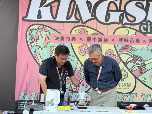 ▲中市府經發局副局長林敏棋(圖右)體驗現場手沖咖啡，大力行銷「呷餅配咖啡」最適配。（圖／經發局提供）