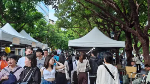 ▲台灣好咖x台中好餅x中苗地酒特色市集，今日在台中市民廣場登場，人潮湧現。（圖／經發局提供）