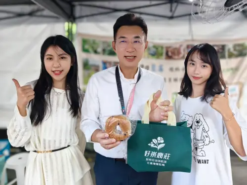 ▲糕餅、咖啡及地酒市集今日在台中市民廣場登場，立法院副院長江啟臣應邀出席，大力行銷台中好餅。（圖／經發局提供）