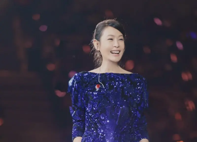 ▲劉若英（如圖）經典歌曲之一〈後來〉，翻唱自日文歌曲，但在台灣第一個翻唱這首歌的卻是主打美少女形象、有徐懷鈺接班人封號的婷婷，只是她演唱的版本〈右手〉卻被大多數人遺忘，即使MV男主角是之後演偶像劇當紅的張勛傑。（圖／摘自IG@reneliu2021) 