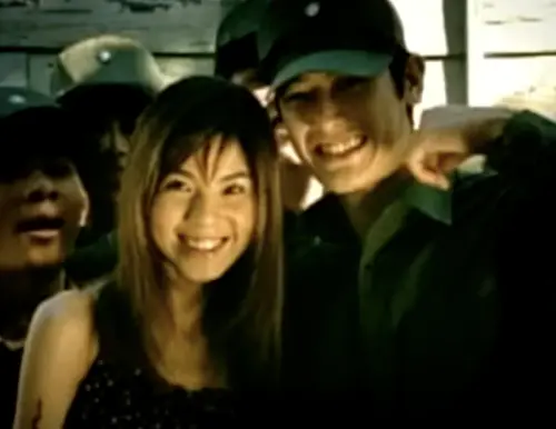 ▲婷婷（左）演唱的〈右手〉，MV男主角是張勛傑，這個版本當時沒有大紅，現在也沒有太多人還有記憶。（圖／摘自滾石唱片 ROCK RECORDS YouTube頻道）