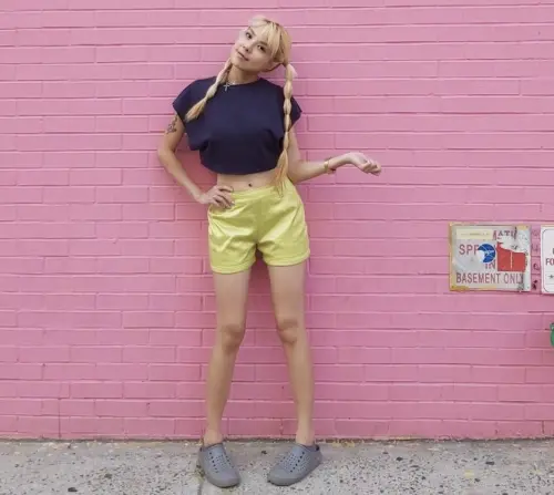 ▲婷婷近日的社群發文顯示人在紐約，外表仍凍齡，和昔日發唱片時沒有太大差異。（圖／摘自婷婷TinTin 臉書粉絲頁） 