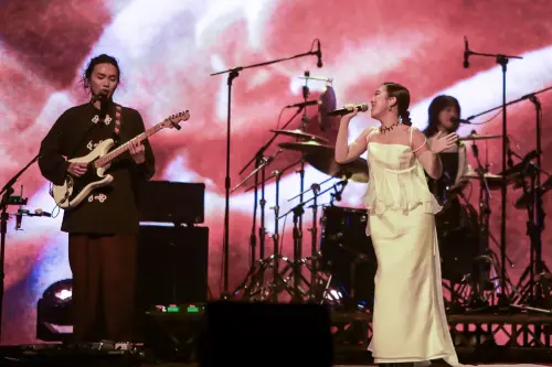 ▲金曲歌后李竺芯（右）出席2025金音獎頒獎典禮，與百合花樂團同台演出。（圖／文化部影視及流行音樂產業局＆必應創造B'in Live提供）