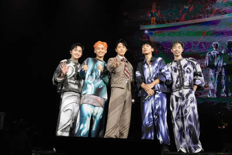 ▲樂團理想混蛋1日晚間首登台北小巨蛋開唱，主唱雞丁（左2）頂著一頭飽和的橘色頭髮現身，粉絲驚呼好像GD，特別來賓是韋禮安（中），也掀起另一波驚喜。（圖／何樂音樂提供）