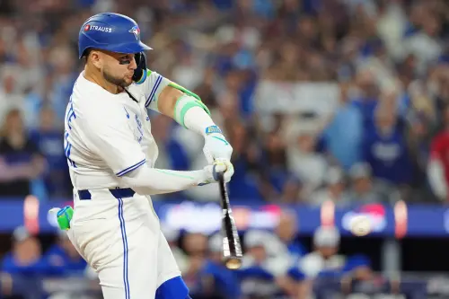 ▲多倫多藍鳥強打比薛特（Bo Bichette）轟出致命3分砲，大谷翔平最終未能撐過3局便提前退場，這場比賽他只撐了只投2又1/3局被敲5安、丟3分，送出3次三振。（圖／美聯社／達志影像）