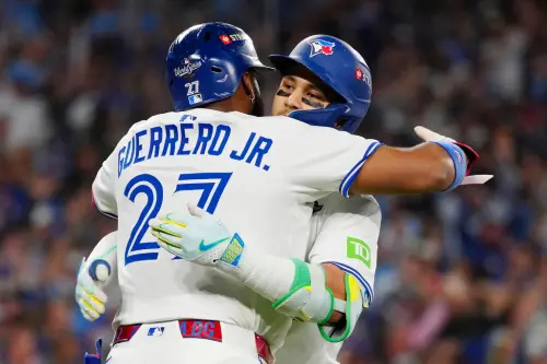 ▲比薛特與隊友小葛雷諾（Vladimir Guerrero Jr.）自小聯盟起便是藍鳥重點栽培的新星。轟出3分砲後，此前與比薛特一同成長的隊友小葛雷諾在一壘等候，一同見證好友的歷史性時刻。（圖／美聯社／達志影像）