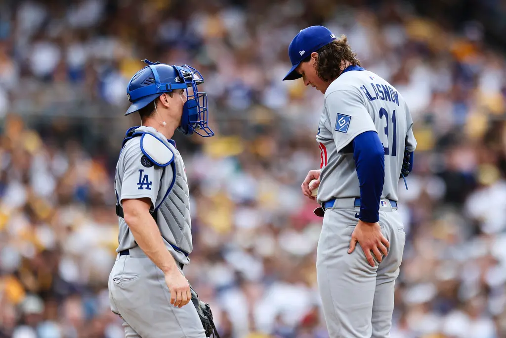 ▲洛杉磯道奇隊的投捕搭檔出現致命疏漏。於第6局下半，投手格拉斯諾（Tyler Glasnow）與捕手史密斯（Will Smith）之間的配合失誤，導致藍鳥隊成功偷壘、隨後又擊出關鍵二壘安打追加保險分。（圖／美聯社／達志影像）