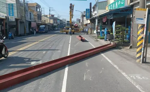 5公尺長鋼筋從車上掉落毀民宅！姊姊急護弟2童驚險躲過

