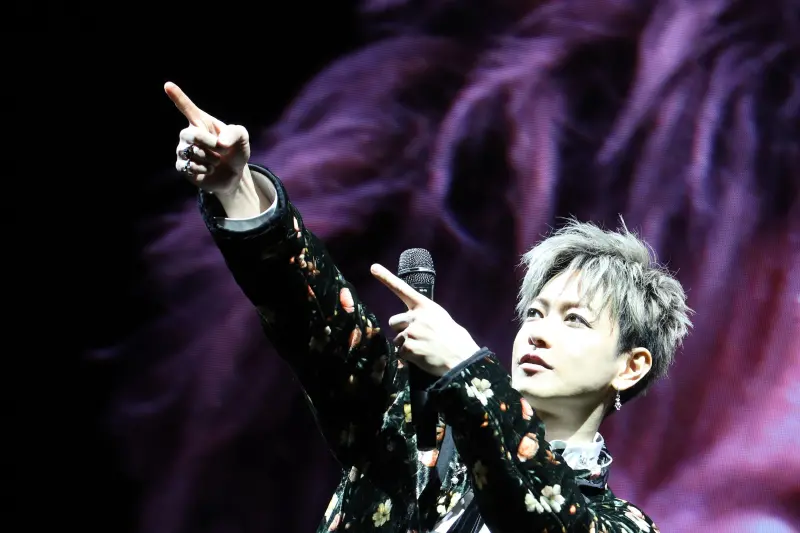 ▲佐藤健以《玻璃之心》為名來到台北舉辦見面會，學了台語求婚，還寫下繁體中文「神啊，謝謝你讓我遇見了歌迷」感動3000名粉絲。（圖／KKLIVE）