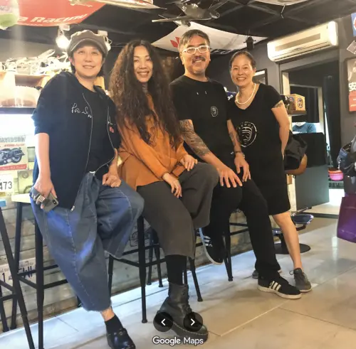 ▲屠穎餐廳「屠老師的店」也深受明星藝人歡迎，左起：黃韻玲、萬芳、屠穎。（圖／翻攝自Google Maps）